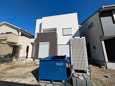 外観：静かな住宅街にたたずむ重厚感あるお家。落ち着いた色合いが素敵ですね。