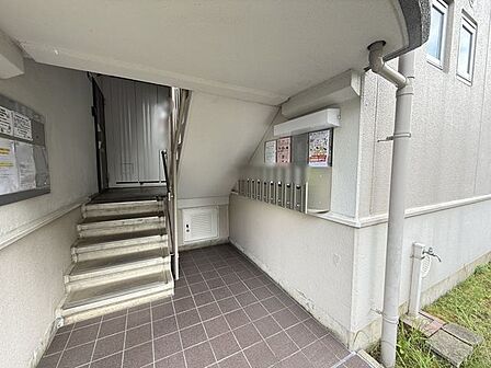 エントランスは、住まう方々を迎える洗練された空間です。日常の出入りを快適にするための工夫がされています。