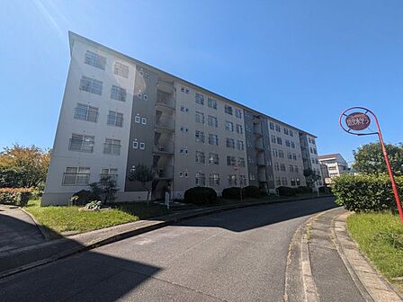 機能性とデザイン性を兼ね備えたマンション外観は、住む人に快適な生活を提供します。スタイリッシュなデザインが魅力で、日々の生活に彩りを添えます