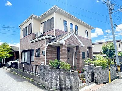 外観：陽当たり通風良好な角地にたつ木造二階建てです