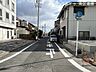 外観：北側公道：幅員約5.9mの前面道路です。道路幅が広いので、向かいの住宅とも距離があるため日当たりも確保しやすいです。（2025年1月30日撮影）