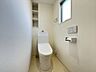 トイレ：小窓から自然光が入り、明るく爽やかな個室。後方の棚には、小物やトイレットペーパーのストックを置くことができますね◎（2025年10月17日撮影）