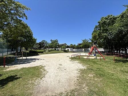 茨木第二公園風致地区の住宅街にある静かな公園。ブランコや滑り台の遊具があります。上のほうにも広がる敷地で、公園全体が見下ろせます。 950m
