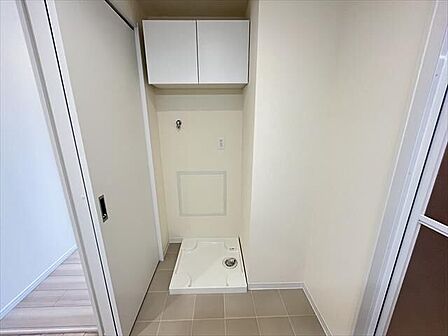 清潔感のある明るい空間です！上部収納付きで、洗剤やタオルなどのランドリー用品もすっきり収納できます。生活感を抑えて使える、機能的なスペースです。