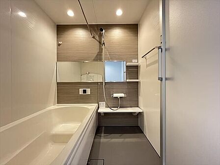 ハウステックの浴槽を採用。明るく清潔感のある浴室。ゆったりとした浴槽で、毎日のバスタイムを快適にお過ごしいただけます。
