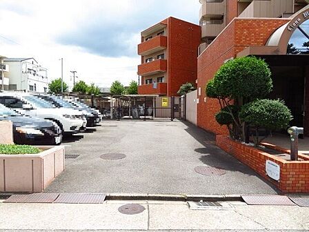 マンション北側駐車場です。