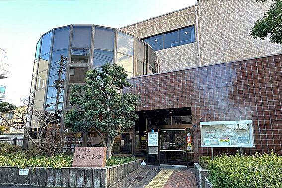 氷川図書館の外...