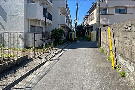 敷地西側の前面道路