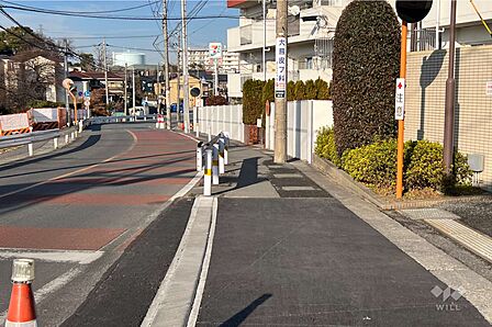敷地の北西側前面道路（南西側から）