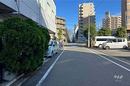 敷地の南側前面道路(西側から)