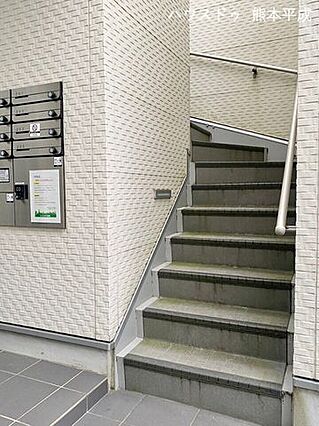 階段は手すり付...