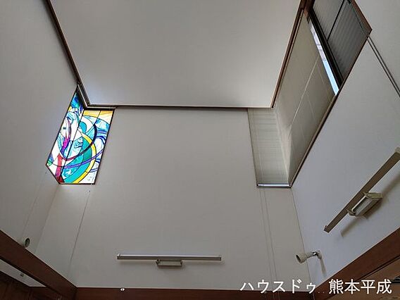 高い天井の吹抜...