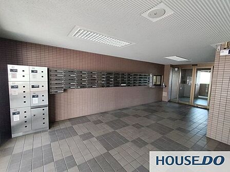 マンションのエントランスです。集合ポストを備え清潔感のある共用空間です。