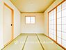 和室：【Japanese-style room】和室があることで落ち着きと癒しの空間が生まれます。来客時の客室としても利用できますし、お子様のプレイルームやお昼寝に最適なお部屋です。