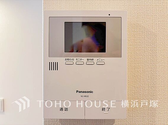 訪問者を玄関ま...