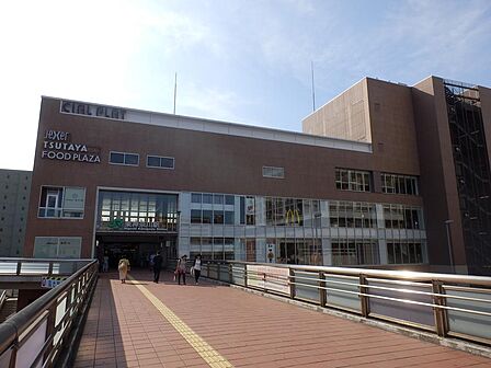 CIAL PLAT東神奈川(1000m)東神奈川駅直結の駅ビル。フィットネスジム、TSUTAYA、病院の他、お惣菜のお店も多く入っています。お仕事帰りに立ち寄るのに便利ですね。
