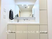 「Powder room」平日の朝であっても、落ち着きとくつろぎを感じられる。歯磨き粉が行方不明になるようなごちゃごちゃ感も解消。コーディネートされた空間で気持ちよく身だしなみを整えられます。