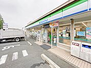 飲食料品や生活雑貨を取り揃え、周辺住民や通勤・通学者に便利なサービスを提供しています。ATMや宅配便受付などもあり、地域の暮らしをサポートしています。