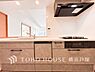 キッチン：【Kitchen】誰もが使いやすいデザインにこだわったキッチン。プライベートスペースを彩るインテリアとしての美と、快適な日常を支える機能性と強さがひとつになったキッチンです。