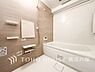 浴室：【Bathroom】快適な使い心地とゆとりある空間が1日の疲れを解きほぐすバスルーム。空間も浴槽もゆったりのびのび使えるゆとり設計。広く感じるゆとり設計で快適なリラックスタイムを過ごせます。