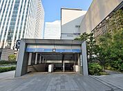 横浜駅まで約2分。駅直結のクイーンズスクエア横浜やMARK ISなど大型商業施設が集積されています。