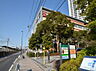 周辺：新川崎駅前にあるショッピングモール。駅から屋根付のデッキでつながっており便利に買い物ができるようになっています。マルエツ・スシロー・サイゼリア等が入っています。