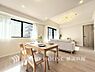 リビング/ダイニング：【Living room】一日の中で多くの時間を過すことになる住まいだからこそ、いつも穏やかな空間であるように心掛けています。構成する建材などへの配慮が、住まう方の健康を守ります。