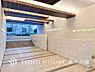 エントランス：【Entrance】足を踏み入れると静穏な時間が流れるエントランスホール。心やすらぐ憩いのスペース。ゆったりと寛ぎながら、思い思いの時間を過ごせる空間です。