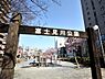 周辺：大岡川沿いにある細長い都市公園です。春には美しい桜並木が楽しめ、近隣住民の憩いの場となっています。遊具や広場があり、川の風を感じながら散歩や休憩をするのに最適なスポットです。