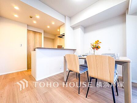【Living room】柔らかな色合いのフローリングと清潔感の溢れるクロスが明るい空間を創り出しているリビングダイニング。憩いの場に相応しく、ここで楽しむ家族の時間が絆をより深めてくれそうです。