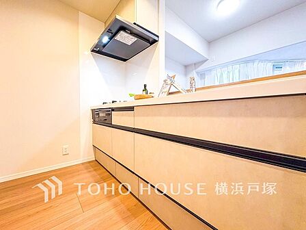 【Kitchen】誰もが使いやすいデザインにこだわったキッチン。プライベートスペースを彩るインテリアとしての美と、快適な日常を支える機能性と強さがひとつになったキッチンです。