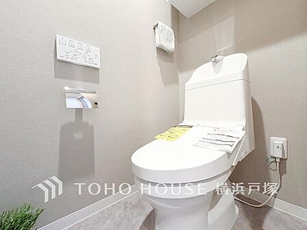 【Toilet】いつまでも清潔な空間であって頂けますように、目に留まるだけではなく、汚れをふき取り易いフロアと壁紙をチョイス致しました。洗浄便座になっておりますので、とても清潔にご使用いただけます。