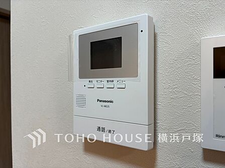 【TVモニタ付きインターホン】訪問者を玄関まで行かずに確認できます。嫌な訪問者と直接接触しないためトラブルを避けられます。