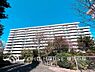 外観：【Appearance】澄み渡る青空に映える、白く輝く外観が魅力のマンション。豊かな自然に抱かれた環境で、家族の絆を深める穏やかな日々を過ごしませんか。