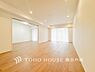 リビング/ダイニング：【Living room】一日の中で多くの時間を過ごすことになる住まいだからこそ、いつも穏やかな空間であるように心掛けています。構成する建材などへの配慮が、住まう方の健康を守ります。