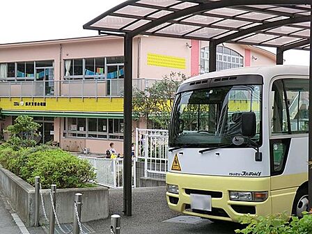 子どもたちの自主性や創造性を育む教育を重視しています。広い園庭や自然豊かな環境が特徴で、遊びや体験学習を通じて豊かな心を育てる活動を行っています。