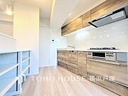 【Kitchen】長い時間滞在するキッチンだからこそ、食事の準備を楽しい時間に、忙しい時でもスムーズに無駄なく作業できる、お手入れも簡単にできるなど、毎日を楽しくするキッチンスペースに仕上げました。