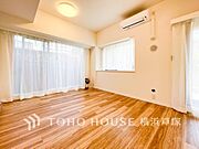 【Living room】光と風が溢れる開放的なリビングダイニングには自然と家族みんなが集まってきます。明るく穏やかな空気の中で飲んだり、食べたり、笑ったり。