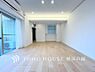 リビング/ダイニング：【Living room】一日の中で多くの時間を過すことになる住まいだからこそ、いつも穏やかな空間であるように心掛けています。構成する建材などへの配慮が、住まう方の健康を守ります。