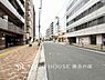 外観：「Frontal road」家の良し悪しだけでなく周辺環境も重要なポイント。それは月日が経つ事で「近くにあるもの」から「家の財産」へとイメージが変わってくる事を身体が理解しているからだと思います。