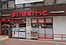 周辺：街のリズムに寄り添う、機能美あふれるミニパントリー。コンパクトな空間に「今」のニーズが知的に凝縮され、都会的なライフスタイルを営む人々の食卓を、軽快なフットワークでスマートに支えます。