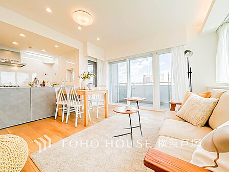 【Living room】柔らかな色合いのフローリングと清潔感の溢れるクロスが明るい空間を創り出しているリビングダイニング。憩いの場に相応しく、ここで楽しむ家族の時間が絆をより深めてくれそうです。