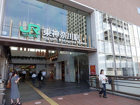 横浜駅へは1駅約3分。京急東神奈川駅とはペデストリアンデッキで結ばれ、乗換えが可能です。
