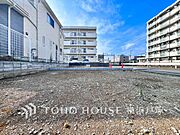 【Appearance】爽やかな青空の下に贅沢なほどに降り注ぐ陽光、豊かな居住性と、クオリティが見事に調和した住空間は、住まうことの喜びを感じさせてくれます。(2025年7月撮影)