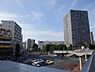 周辺：横浜駅へは1駅約3分。京急東神奈川駅とはペデストリアンデッキで結ばれ、乗換えが可能です。