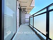 【Balcony】太陽に愛された邸は、陽当り・通風に優れた魅力的で快適さを追求した邸宅でした。ここに住むからこそ意味がある。そんな特別感に浸りながら、毎日をお過ごしして欲しいです 。