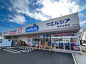 医薬品をはじめ、日用品や食品、化粧品まで幅広く取り扱うドラッグストアです。調剤薬局を併設する店舗も多く、日々の買い物から健康管理まで暮らしを支える身近な存在です。