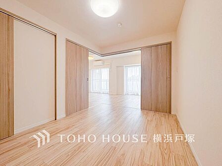 「Room」快適に過ごす条件は、一人ひとり違います。飾リ過ぎないシンプルな内装と偏り過ぎないデザインで統一しております。居住していく中でオーナー様だけの「マイホーム」に創り上げて下さい。