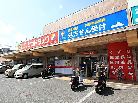お薬や日用品はもちろん、食料品・お酒などをお手ごろ価格で取り揃える頼もしいお店です。