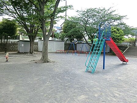 滑り台やブランコなどの遊具があり、子どもが体を動かして遊べます。ベンチや水飲み・手洗い場も整い、親子で過ごしたり散策するのに適した公園です。
